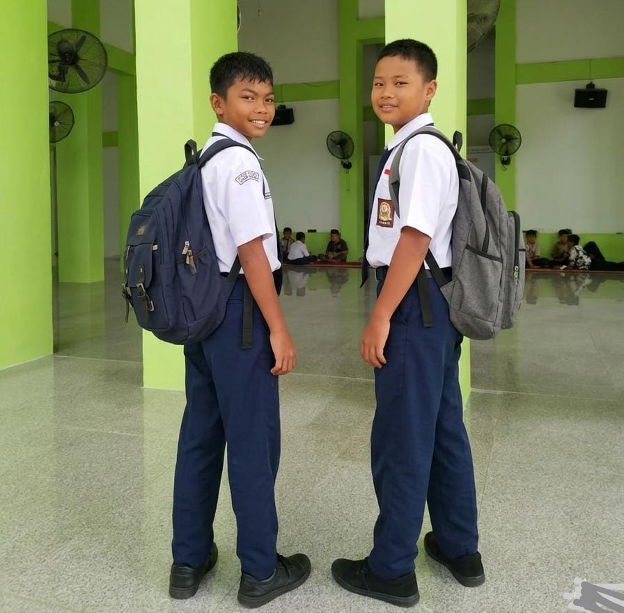 Berbagi Perlengkapan Sekolah Untuk Santri Baru
